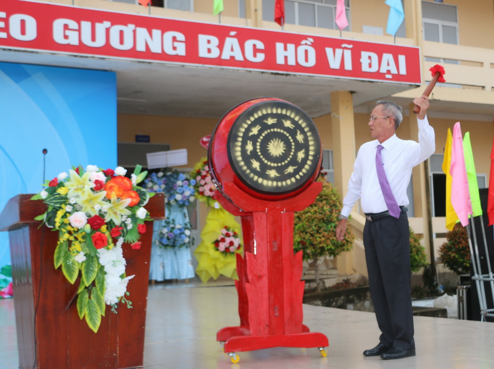 Bí thư Tỉnh ủy Bạc Liêu Lữ Văn Hùng đánh trống khai trường tại trường THPT Bạc Liêu. (Ảnh: Tuấn Kiệt/TTXVN)