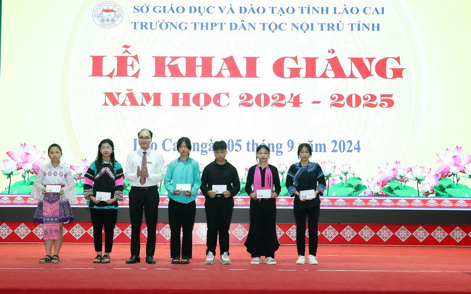 Trao học bổng cho các em học sinh nghèo học giỏi trường PTTH Dân tộc Nội trú tỉnh Lào Cai trong năm học 2023-2024. (Ảnh: Quốc Khánh/TTXVN)