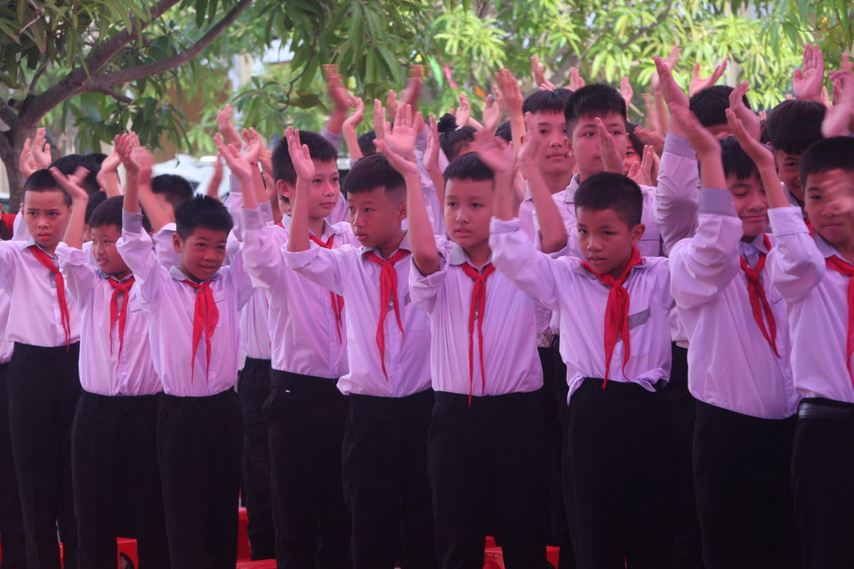 Hơn 926.000 học sinh của hơn 1.500 trường học trên địa bàn tỉnh Nghệ An phấn khởi bước vào năm học mới 2024-2025. Ảnh: Màn chào đón các em lớp 6 vào năm học mới tại trường THCS Lê Xuân Đào, huyện Hưng Nguyên, tỉnh Nghệ An. (Ảnh: Bích Huệ/TTXVN)