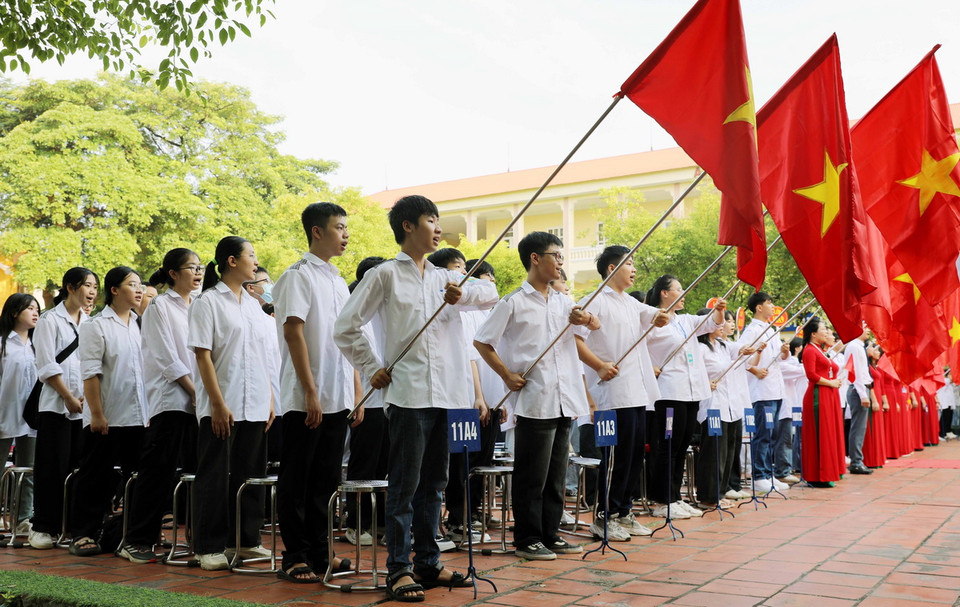 Nghi thức chào cờ, hát quốc ca trong lễ khai giảng tại trường THPT Việt Trì (Phú Thọ). Năm học 2024-2025, Phú Thọ đón hơn 397.000 học sinh các cấp. (Ảnh: Tạ Toàn/TTXVN)