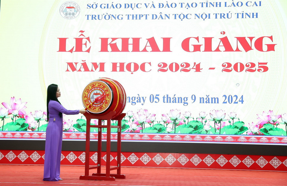 Cô giáo Lê Ngọc Quỳnh, Hiệu trưởng Trường PTTH Dân tộc Nội trú tỉnh Lào Cai đánh trống khai giảng năm học 2024-2025. (Ảnh: Quốc Khánh/TTXVN)