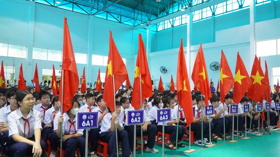 Học sinh Trường THPT Võ Văn Kiệt, thành phố Rạch Giá, tỉnh Kiên Giang dự lễ khai giảng năm học mới. Năm học 2024-2025, Kiên Giang đón hơn 340.000 học sinh các cấp, từ mẫu giáo đến Trung học phổ thông. (Ảnh: Văn Sĩ/TTXVN)