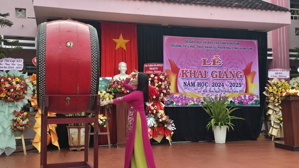 Nghi thức đánh trống trong Lễ khai giảng ở Trường Tiểu học Thực hành Sư phạm Ngụy Như Kon Tum. Năm học mới, tỉnh Kon Tum có 170.965 học sinh đến trường ở tất cả các cấp, trong đó có 102.045 học sinh là người dân tộc thiểu số. (Ảnh: Khoa Chương/TTXVN)