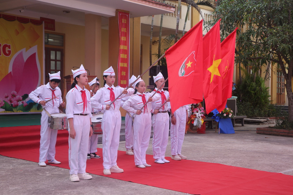 Nghi thức chào cờ tại trường THCS Lê Xuân Đào, huyện Hưng Nguyên, tỉnh Nghệ An. (Ảnh: Bích Huệ/TTXVN)