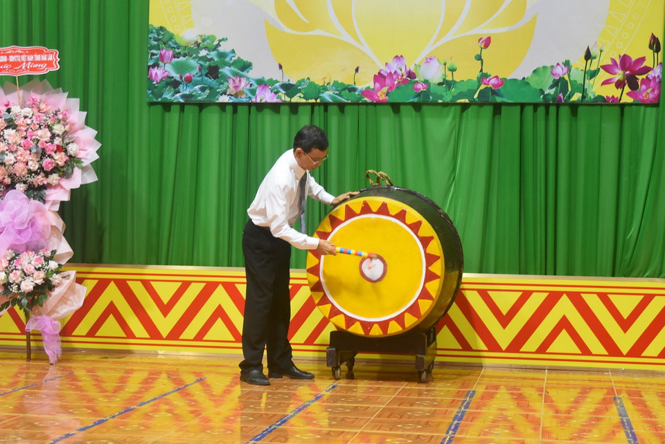 Lãnh đạo Trường Trung học Phổ thông Dân tộc Nội trú N’Trang Lơng đánh trống khai giảng. Năm học 2024-2025, tỉnh Đắk Lắk có khoảng 500.000 học sinh các cấp của gần 1.000 cơ sở giáo dục, từ bậc Mầm non đến Trung học Phổ thông. (Ảnh: Nguyên Dung/TTXVN)