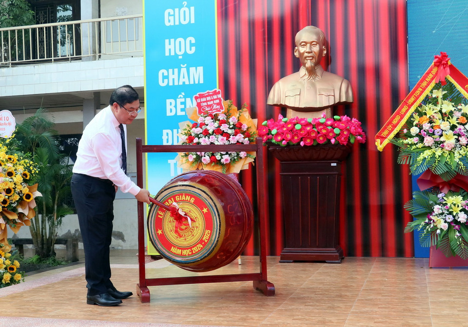 Bí thư Tỉnh ủy Nam Định Phạm Gia Túc đánh trống khai giảng năm học 2024-2025 tại trường THPT Chuyên Lê Hồng Phong. (Ảnh: Nguyễn Lành/TTXVN)