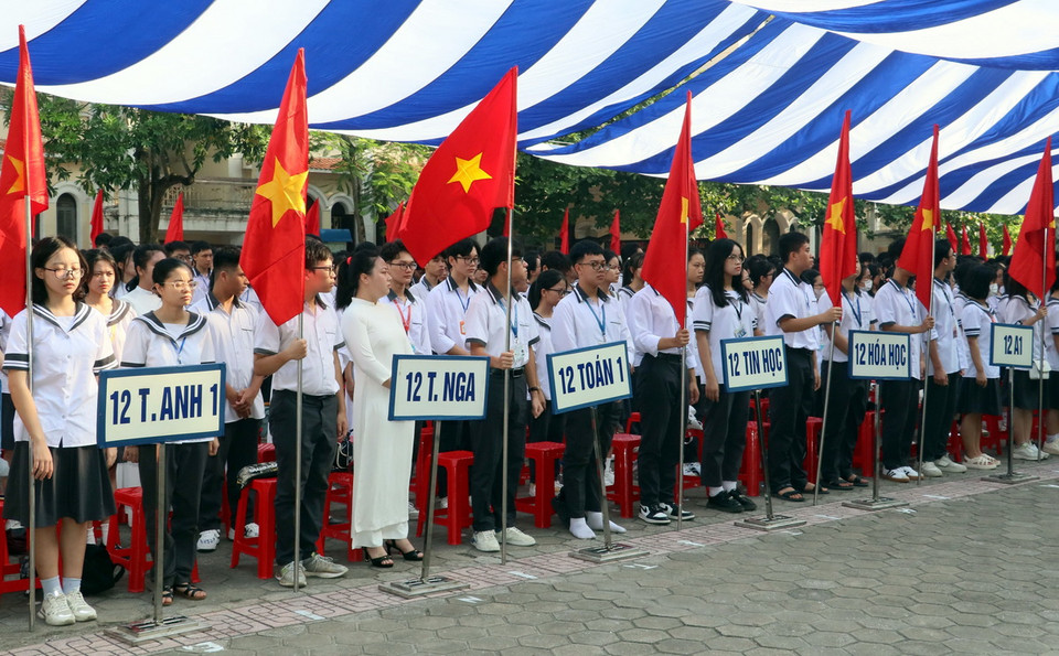 Học sinh Trường THPT Chuyên Lê Hồng Phong, thành phố Nam Định dự lễ khai giảng năm học 2024-2025. Năm học mới, tỉnh Nam Định có hơn 730 cơ sở giáo dục với trên 434.600 học sinh. Ảnh: Nguyễn Lành/TTXVN)