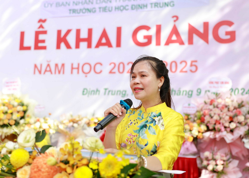 Ngày 5/9/2024, gần 370.000 học sinh cùng các thầy cô tại hơn 500 trường học, cơ sở giáo dục tại Vĩnh Phúc dự lễ khai giảng năm học mới 2024-2025. Trong ảnh: Bà Hoàng Thị Thanh Hà, Hiệu trưởng Trường Tiểu học Định Trung ở thành phố Vĩnh Yên, phát biểu tại lễ khai giảng. (Ảnh: Hoàng Hùng/TTXVN)