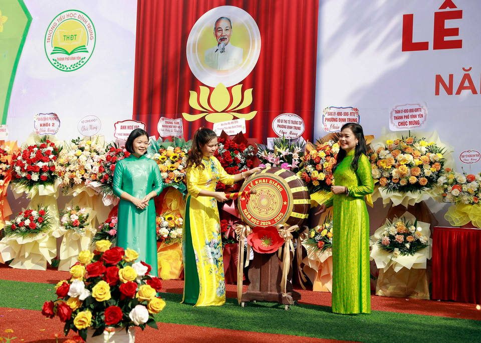 Ban giám hiệu Trường Tiểu học Định Trung ở Vĩnh Yên, tỉnh Vĩnh Phúc đánh trống tại lễ khai giảng. (Ảnh: Hoàng Hùng/TTXVN)