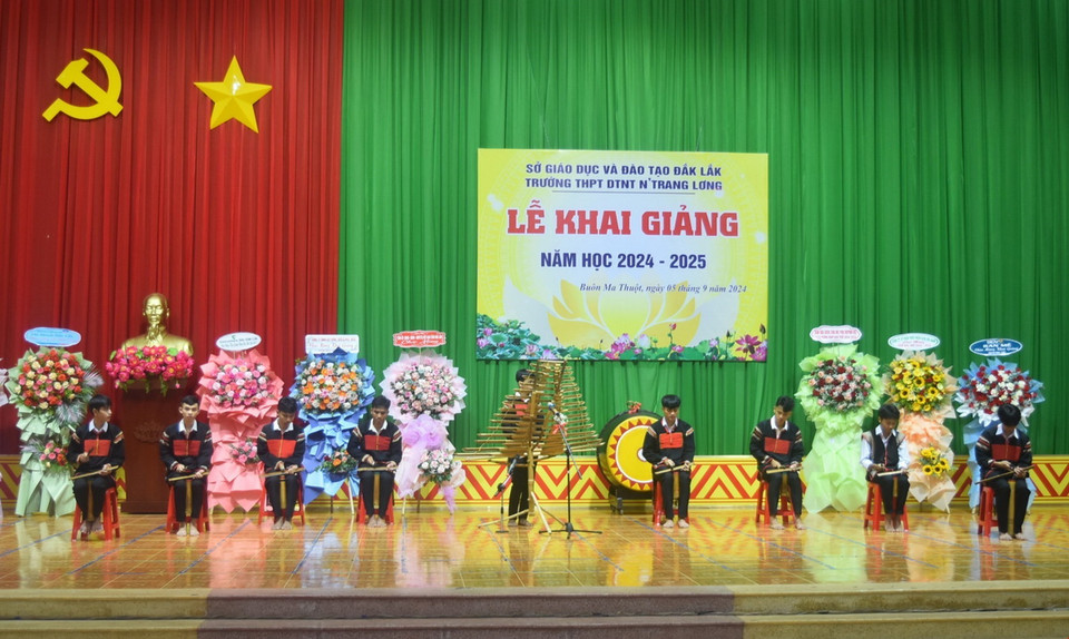 Tiết mục văn nghệ chào mừng lễ khai giảng của học sinh Trường Trung học Phổ thông Dân tộc Nội trú N’Trang Lơng. Năm học 2024-2025, tỉnh Đắk Lắk có khoảng 500.000 học sinh các cấp của gần 1.000 cơ sở giáo dục, từ bậc Mầm non đến Trung học Phổ thông. (Ảnh: Nguyên Dung/TTXVN)