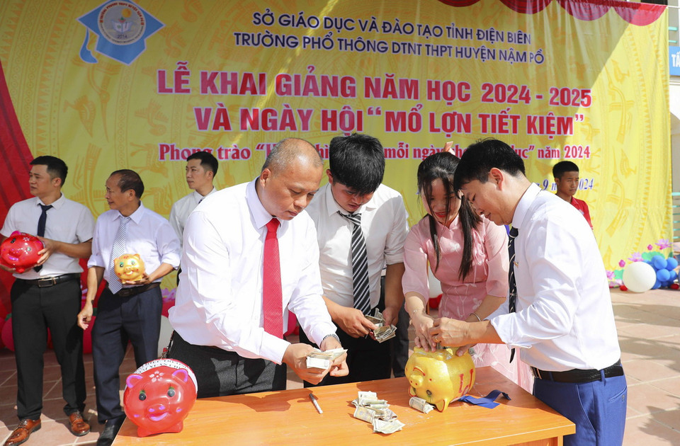 Tại lễ khai giảng, thầy cô Trường Phổ thông Dân tộc nội trú THPT huyện Nậm Pồ (tỉnh Điện Biên) tổ chức Ngày hội "Mổ lợn tiết kiệm" trong phong trào "Hai nghìn đồng mỗi ngày cho giáo dục." (Ảnh: Xuân Tư/TTXVN)