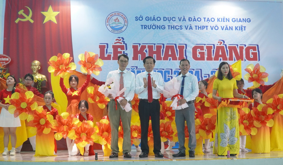 Bí thư Tỉnh ủy Kiên Giang Đỗ Thanh Bình tặng hoa chúc mừng thầy trò Trường THPT Võ Văn Kiệt, thành phố Rạch Giá trong lễ khai giảng. (Ảnh: Văn Sĩ/TTXVN)