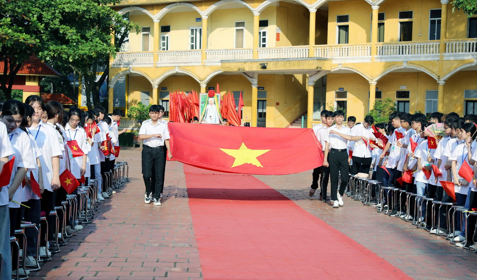 Lễ khai giảng tại trường THPT Việt Trì (Phú Thọ). Năm học 2024-2025, Phú Thọ đón hơn 397.000 học sinh các cấp. (Ảnh: Tạ Toàn/TTXVN)