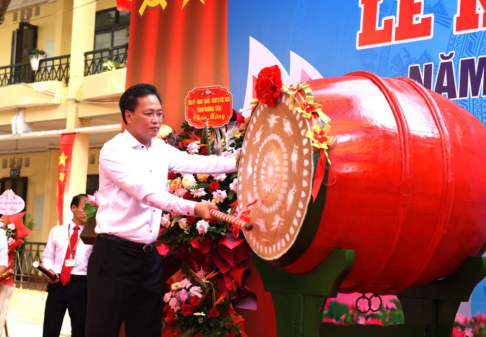 Bí thư Tỉnh ủy Hưng Yên Nguyễn Hữu Nghĩa đánh trống khai giảng năm học mới tại Trường THPT Hưng Yên, thành phố Hưng Yên. (Ảnh: Đinh Văn Nhiều/TTXVN)