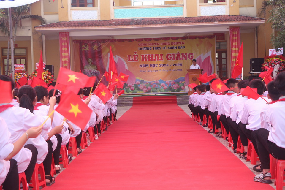 Hiệu trưởng trường THCS Lê Xuân Đào, huyện Hưng Nguyên, tỉnh Nghệ An đọc thư chúc mừng năm học mới của Tổng Bí thư, Chủ tịch nước Tô Lâm. (Ảnh: Bích Huệ/TTXVN)