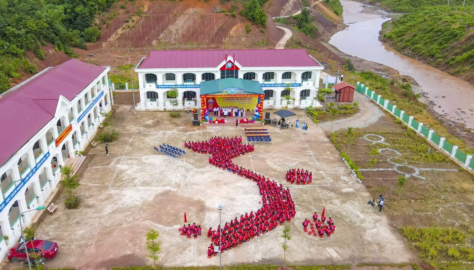 Học sinh Trường Phổ thông Dân tộc nội trú THPT huyện Nậm Pồ xếp hình bản đồ Việt Nam tại Lễ khai giảng. (Ảnh: Xuân Tư/TTXVN)