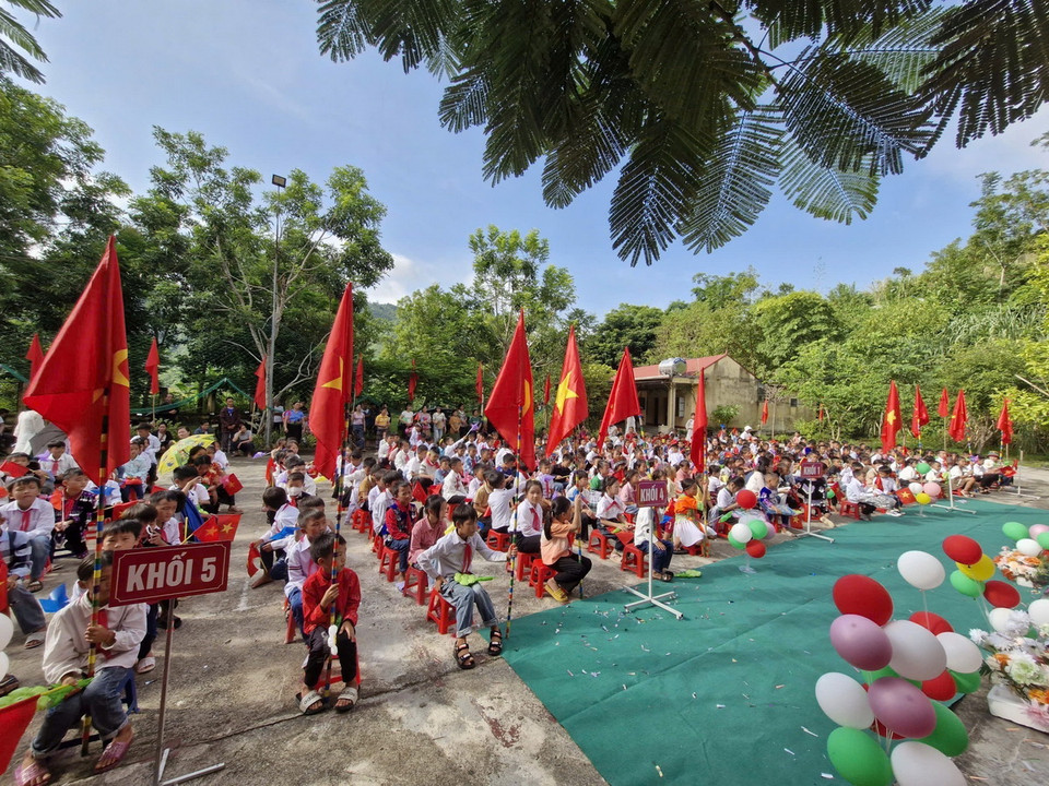 Lễ khai giảng tại Trường tiểu học Mường Lý, huyện Mường Lát (Thanh Hóa). Năm học 2024-2025, huyện Mường Lát đón hơn 11.000 học sinh từ cấp học mầm non đến trung học cơ sở. (Ảnh: TTXVN phát)