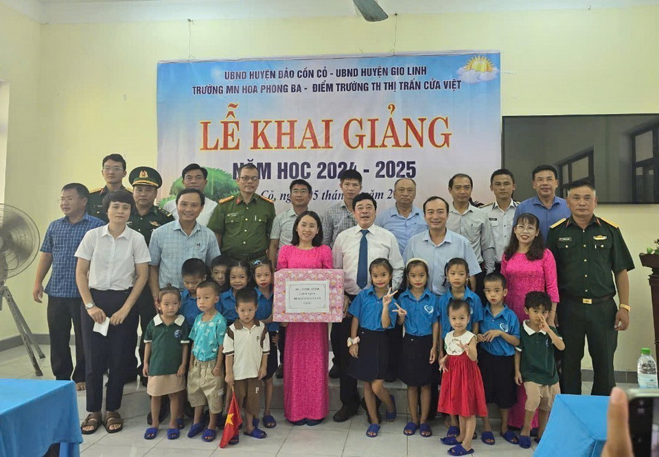 Các đại biểu, giáo viên và học sinh Trường Mầm non-Tiểu học Hoa Phong Ba (huyện đảo Cồn Cỏ, tỉnh Quảng Trị) chụp ảnh lưu niệm tại lễ khai giảng. (Ảnh: TTXVN phát)