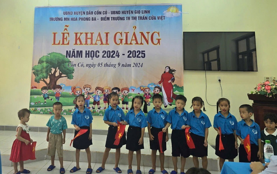 Tiết mục văn nghệ trong lễ khai giảng của các học sinh Trường Mầm non-Tiểu học Hoa Phong Ba (huyện đảo Cồn Cỏ, tỉnh Quảng Trị). (Ảnh: TTXVN phát)