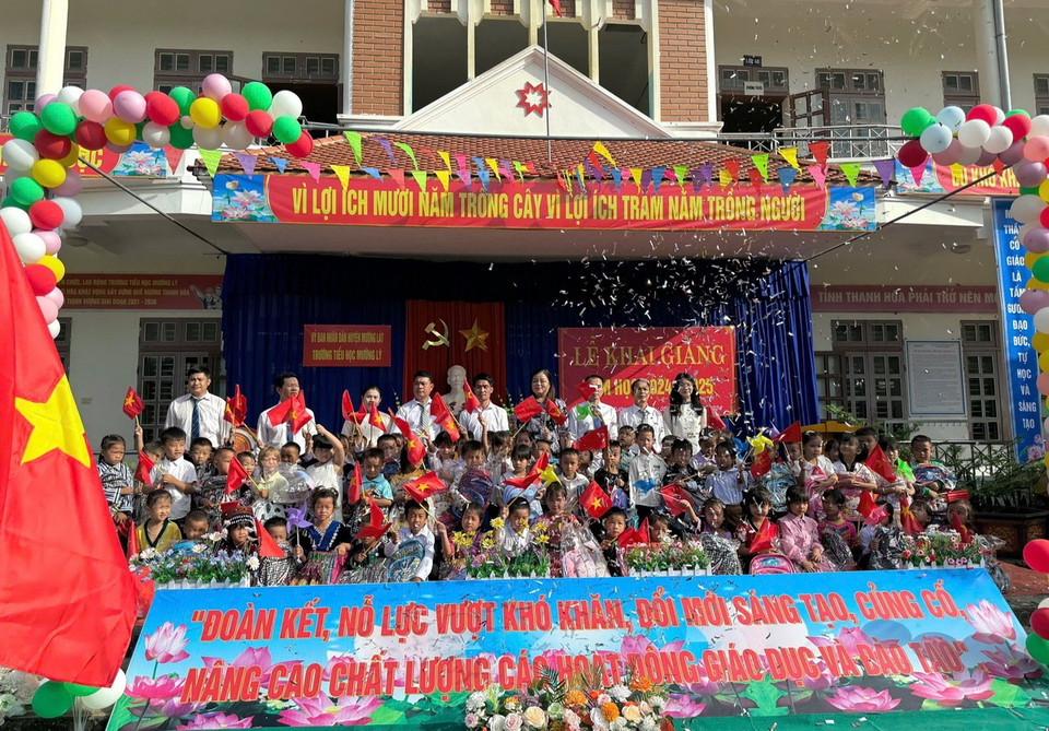Lễ khai giảng tại Trường tiểu học Mường Lý, huyện Mường Lát (Thanh Hóa). Năm học 2024-2025, huyện Mường Lát đón hơn 11.000 học sinh từ cấp học mầm non đến trung học cơ sở. (Ảnh: TTXVN phát)