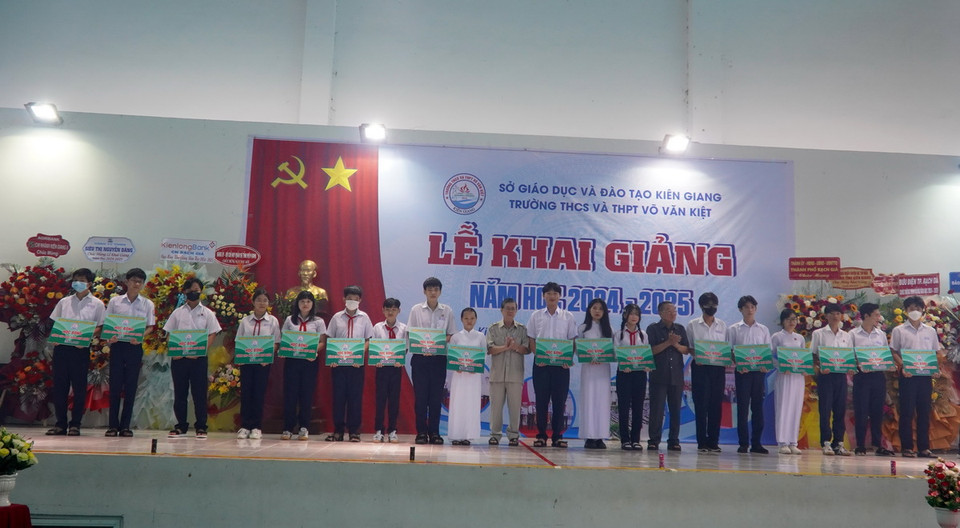 Hội Khuyến học tỉnh Kiên Giang trao 20 suất học bổng cho học sinh Trường THPT Võ Văn Kiệt, thành phố Rạch Giá, có thành tích xuất sắc tiêu biểu trong học tập tại lễ khai giảng. (Ảnh: Văn Sĩ/TTXVN)
