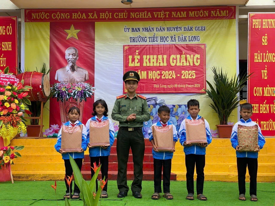 Trao tặng quà học sinh dân tộc thiểu số có hoàn cảnh khó khăn tại Lễ khai giảng năm học mới 2024-2025 ở xã biên giới Đăk Long (huyện Đăk Glei, tỉnh Kon Tum). (Ảnh: Khoa Chương/TTXVN)