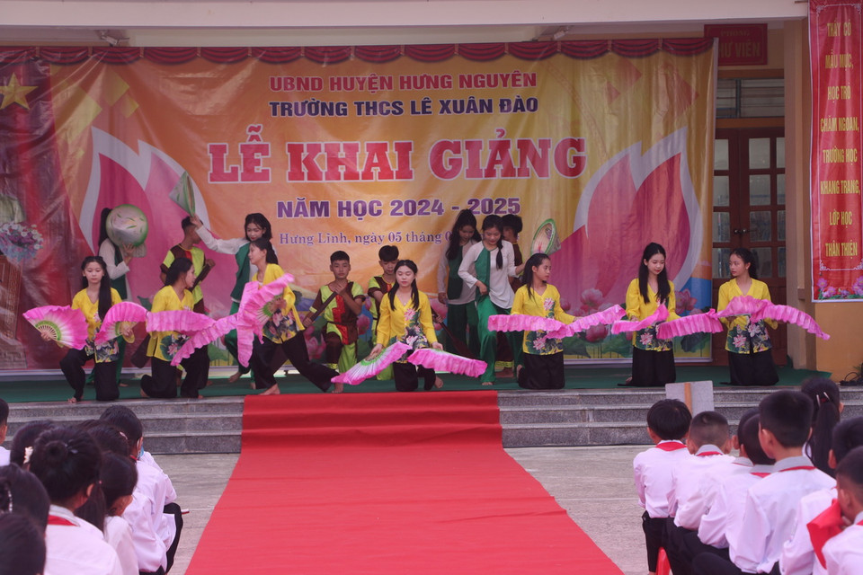 Chương trình văn nghệ chào mừng năm học mới tại trường THCS Lê Xuân Đào, huyện Hưng Nguyên, tỉnh Nghệ An. (Ảnh: Bích Huệ/TTXVN)