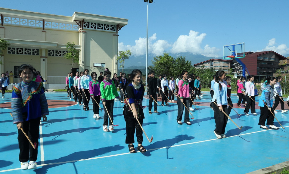 Các em học sinh biểu diễn múa "Xênh Tiền" chào mừng lễ khai giảng năm học mới 2024-2025 trường PTTH Dân tộc Nội trú tỉnh Lào Cai. (Ảnh: Quốc Khánh/TTXVN)