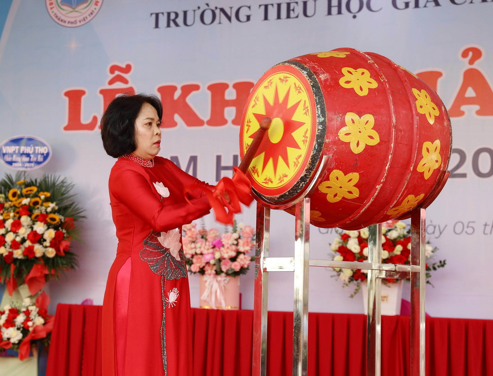 Đánh trống khai giảng năm học mới tại trường Tiểu học Gia Cẩm, thành phố Việt Trì (Phú Thọ). Năm học 2024-2025, Phú Thọ đón 397.000 học sinh các cấp. (Ảnh: Tạ Toàn/TTXVN)