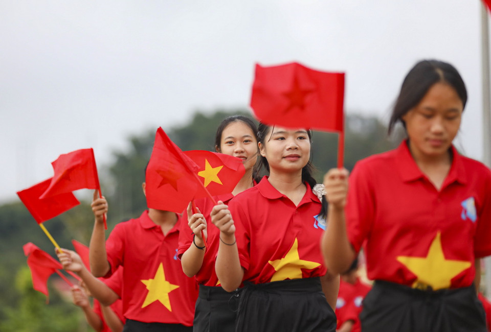 Học sinh Trường Phổ thông Dân tộc nội trú THPT huyện Nậm Pồ (tỉnh Điện Biên) trong trang phục màu cờ Tổ quốc rạng rỡ bước vào năm học mới. (Ảnh: Xuân Tư/TTXVN)