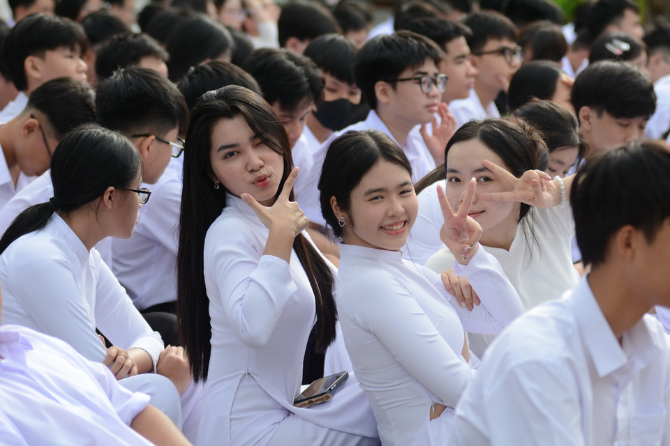 Học sinh trường THPT Nguyễn Hiền (thành phố Đà Nẵng) vui tươi trong ngày khai giảng năm học mới 2024-2025. (Ảnh: Văn Dũng/TTXVN)