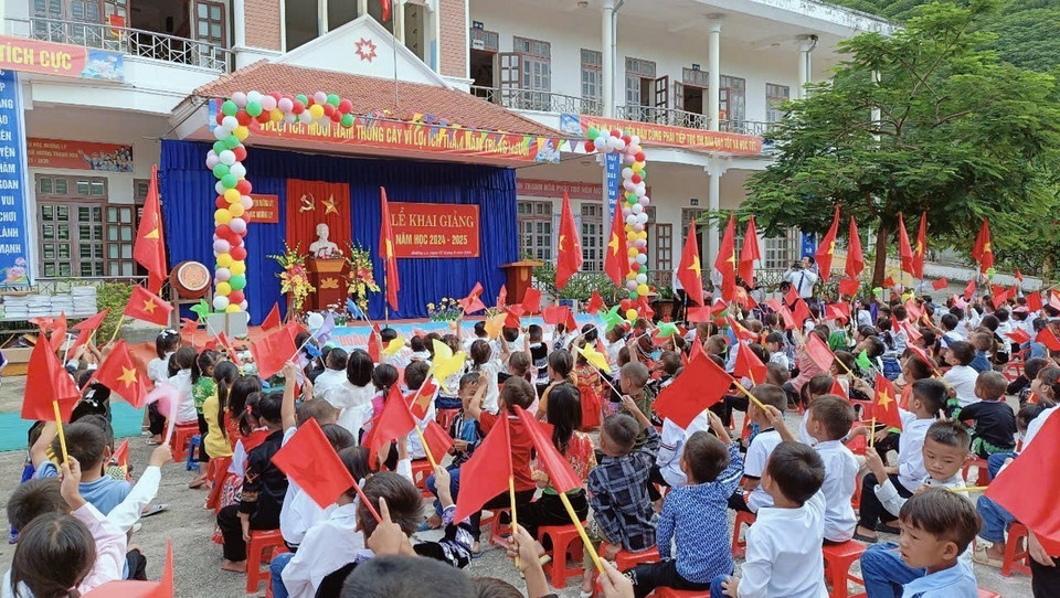Lễ khai giảng tại Trường tiểu học Mường Lý, huyện Mường Lát (Thanh Hóa). Năm học 2024-2025, huyện Mường Lát đón hơn 11.000 học sinh từ cấp học mầm non đến trung học cơ sở. (Ảnh: TTXVN phát)