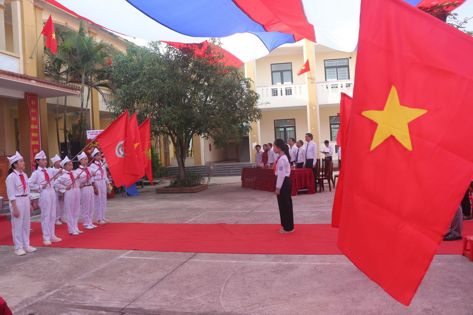Nghi thức chào cờ trong lễ khai giảng tại trường THCS Lê Xuân Đào, huyện Hưng Nguyên, tỉnh Nghệ An. (Ảnh: Bích Huệ/TTXVN)