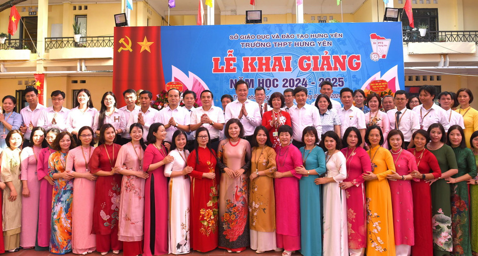 Lãnh đạo tỉnh Hưng Yên chụp ảnh lưu niệm với giáo viên Trường THPT Hưng Yên, thành phố Hưng Yên. (Ảnh: Đinh Văn Nhiều/TTXVN)