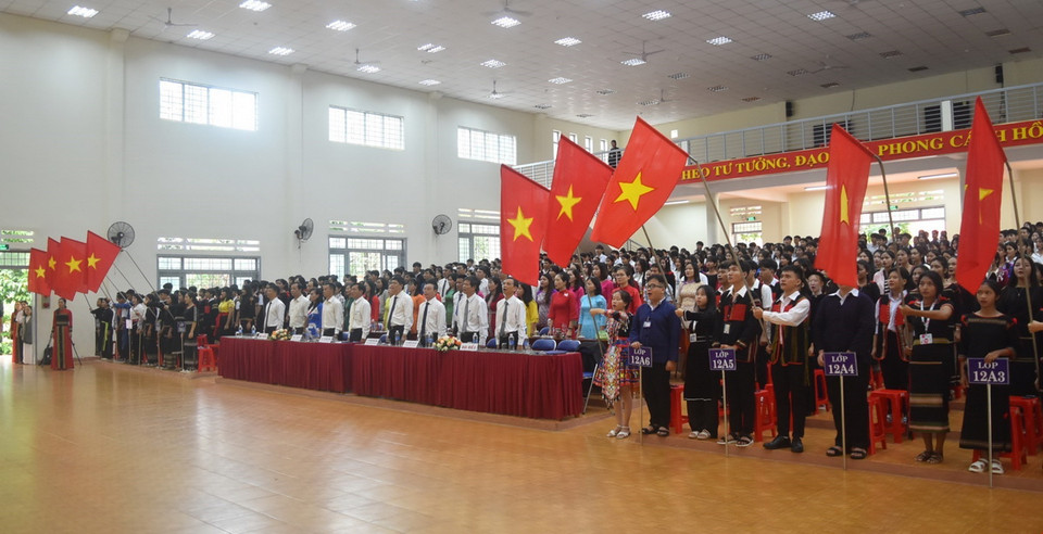 Lễ chào cờ Khai giảng năm học mới tại Trường Trung học Phổ thông Dân tộc Nội trú N’Trang Lơng. Năm học 2024-2025, tỉnh Đắk Lắk có khoảng 500.000 học sinh các cấp của gần 1000 cơ sở giáo dục, từ bậc mầm non đến Trung học Phổ thông. (Ảnh: Nguyên Dung/TTXVN)