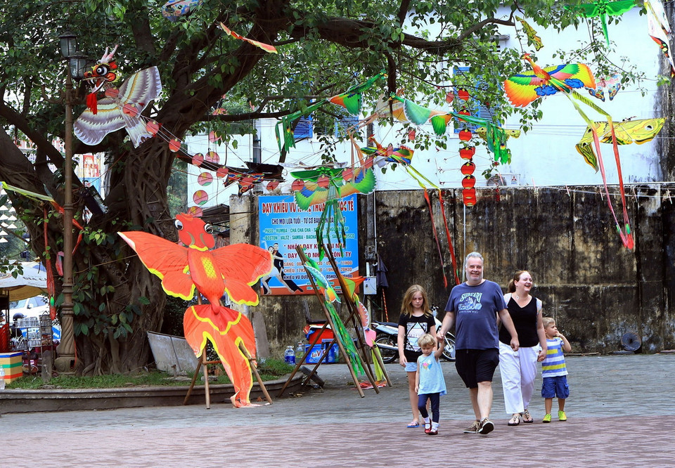 Du khách dạo bước trong 'Không gian trưng bày Diều.' (Ảnh: Hoàng Hùng/TTXVN)