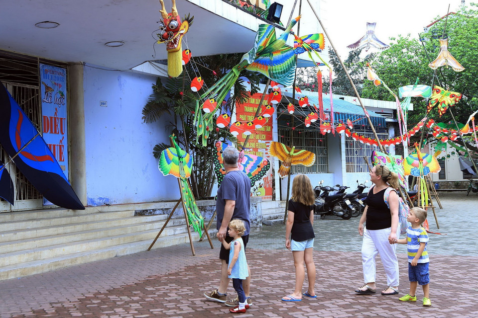 Du khách dạo bước trong 'Không gian trưng bày Diều.' (Ảnh: Hoàng Hùng/TTXVN)