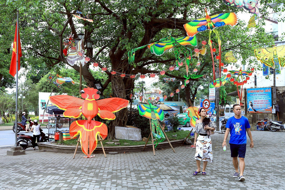 Du khách dạo bước trong 'Không gian trưng bày Diều.' (Ảnh: Hoàng Hùng/TTXVN)