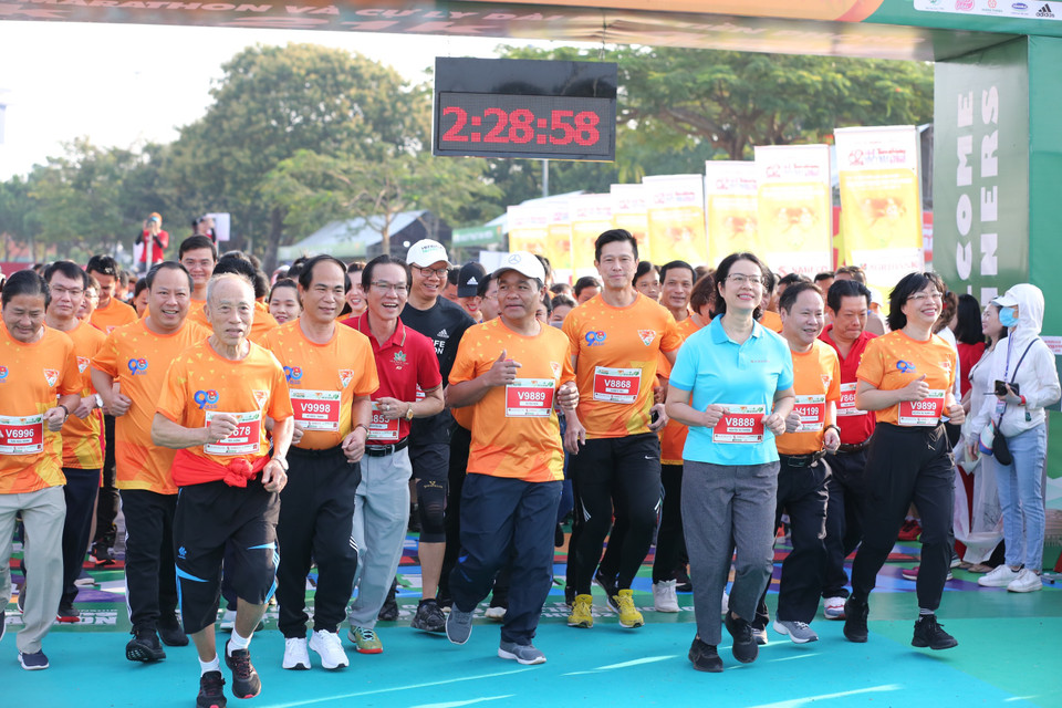 Lãnh đạo tỉnh Gia Lai, Trung ương Đoàn TNCS Hồ Chí Minh, Liên đoàn Điền kinh Việt Nam, Ban tổ chức và các đơn vị đồng hành cùng Tiền Phong Marathon 2021 chạy đồng hành cùng các vận động viên. (Ảnh: Hoàng Đạt/Vietnam+)