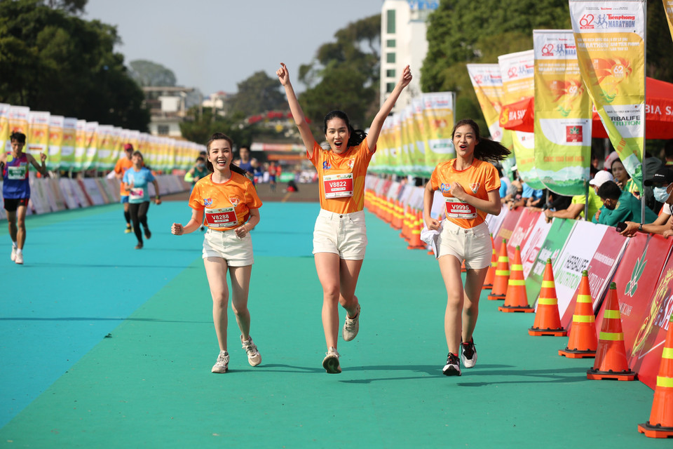 Á hậu và người đẹp của Hoa hậu Việt Nam 2020 cũng tham gia chạy đồng hành ủng hộ chương trình. (Ảnh: Tùng Lâm/Vietnam+)