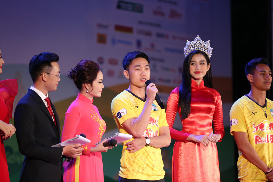 Phần giao lưu của đội trưởng Lương Xuân Trường (CLB Hoàng Anh Gia Lai) với các Hoa hậu, Á hậu. (Ảnh: Hoàng Đạt/Vietnam+)