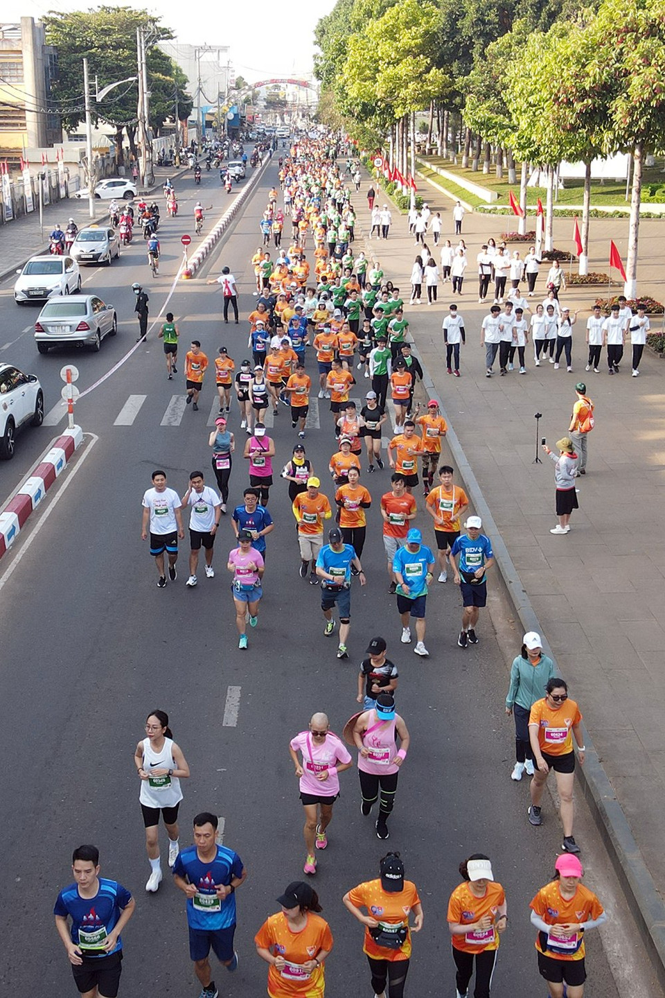 Không khí sôi động của gần 5.000 vận động viên trên đường chạy Tiền Phong Marathon 2021. (Ảnh: Hoàng Đạt/Vietnam+)