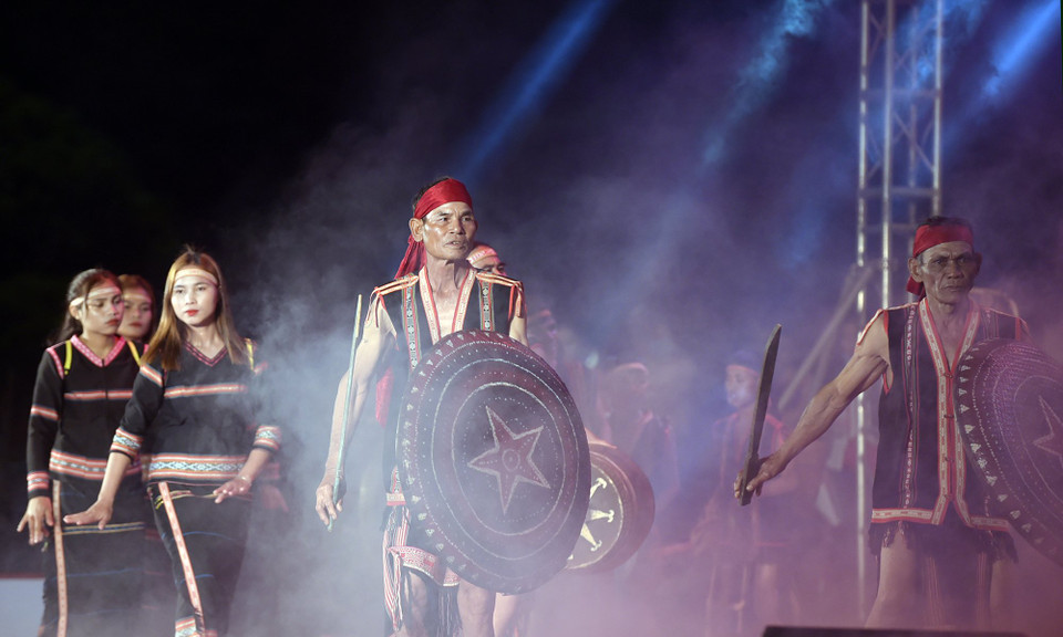 Với thời lượng hơn 90 phút, buổi biểu diễn được chia thành 2 phần: “Bản sắc Tây nguyên” và “Lời ru của núi” nhằm tái hiện những nét văn hóa đặc trưng của Gia Lai từ xa xưa. (Ảnh: Hoàng Đạt/Vietnam+)