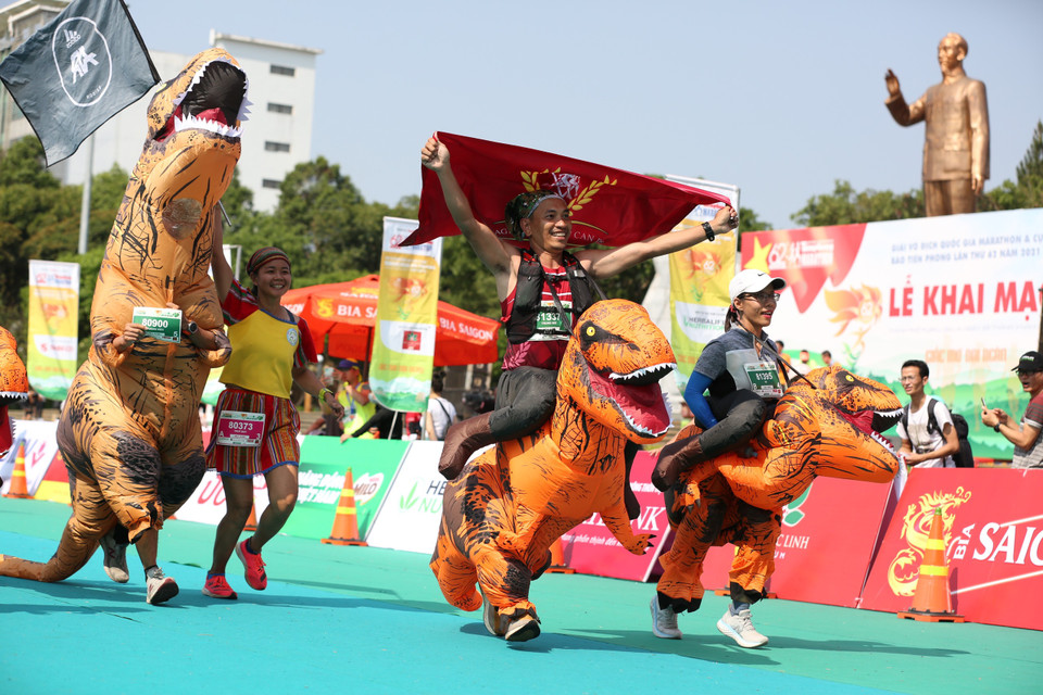 Nhiều vận động viên với trang phục độc đáo thu hút sự chú ý trên đường chạy. (Ảnh: Hoàng Đạt/Vietnam+)
