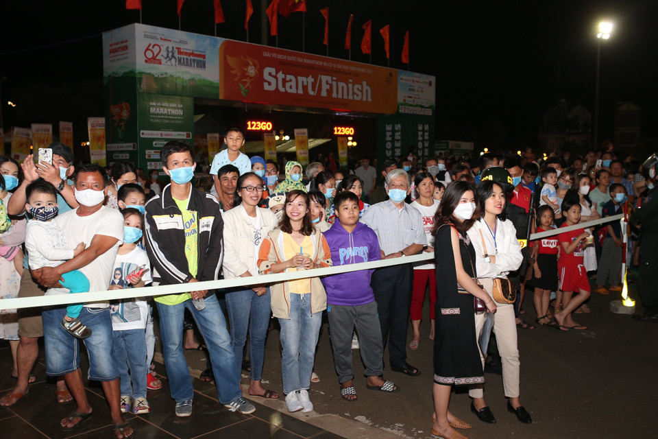 Đông đảo người dân và các vận động viên đến hòa mình vào không gian âm nhạc. (Ảnh: Tùng Lâm/Vietnam+)