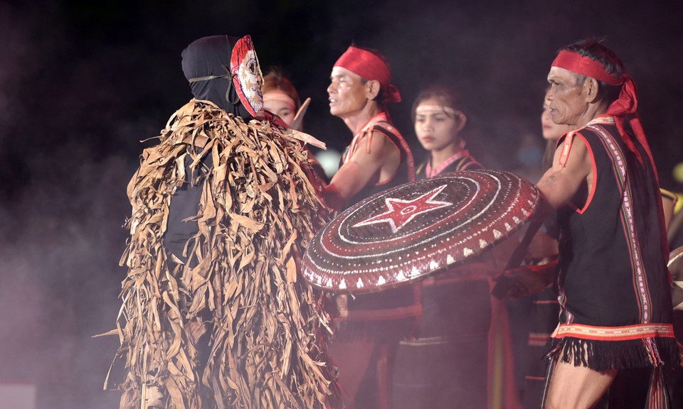 Các tác phẩm đã mô phỏng những chiến tích lẫy lừng của những người anh hùng dân tộc, thể hiện sự hòa quyện giữa con người cùng với thiên nhiên, ngợi ca vẻ đẹp hoàn mỹ của núi rừng. (Ảnh: Tùng Lâm/Vietnam+)