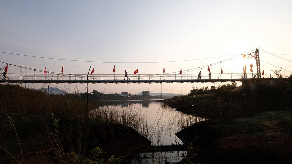 Cung đường chạy đã đi qua rất nhiều địa điểm đẹp của thành phố Pleiku và huyện Chư Pah, trong đó có cây cầu treo gần Biển Hồ. (Ảnh: Hoàng Đạt/Vietnam+)