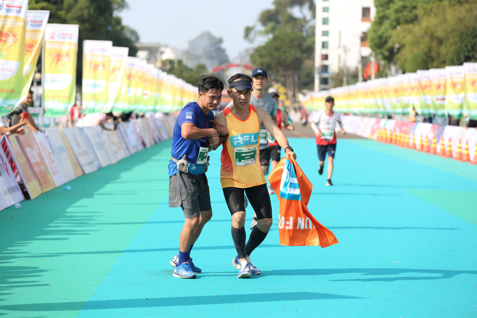Không chỉ là nơi so tài, thử thách giới hạn của bản thân, đường chạy Tiền Phong Marathon còn là nơi thể hiện tinh thần thể thao, hỗ trợ đồng đội của các vận động viên. (Ảnh: Hoàng Đạt/Vietnam+)