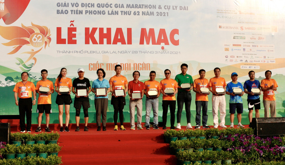Ban tổ chức giải Tiền Phong Marathon năm 2021 trao tặng kỷ niệm chương cho các đơn vị đồng hành, tài trợ. (Ảnh: Tùng Lâm/Vietnam+)