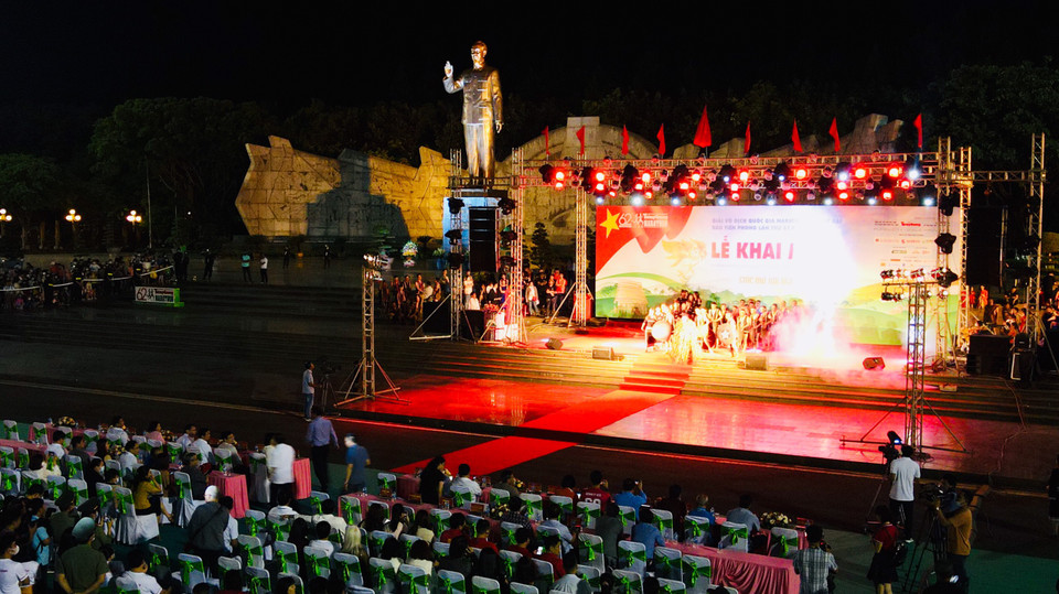 Qua chương trình nghệ thuật "Giấc mơ đại ngàn", tỉnh Gia Lai và Ban tổ chức Tiền Phong Marathon lần thứ 62 đã mang tới cho các vận động viên và du khách một bữa tiệc âm nhạc-văn hoá mang đậm bản sắc của đại ngàn Tây Nguyên hùng vĩ. (Ảnh: Hoàng Đạt/Vietnam+)